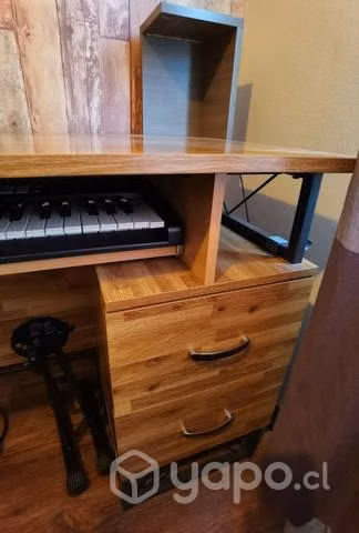Escritorio, silla ejecutiva y pisapies