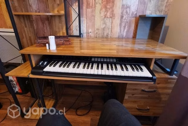 Escritorio, silla ejecutiva y pisapies