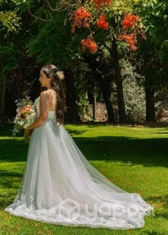 Vestido de novia con cola desmontable