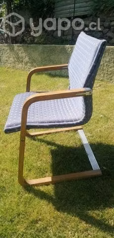 Silla de tela y madera modernas