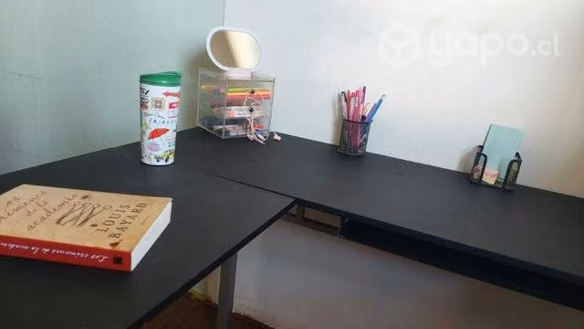 Escritorio negro en L