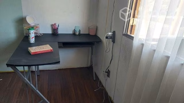 Escritorio negro en L