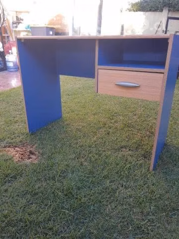 Escritorio con cajonera