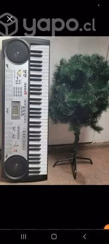 Piano keyboard mas arbol de navidad