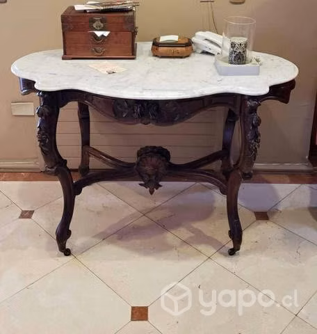 Mesa antigua de salón