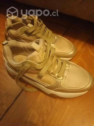 Zapatillas bata en excelente estado.