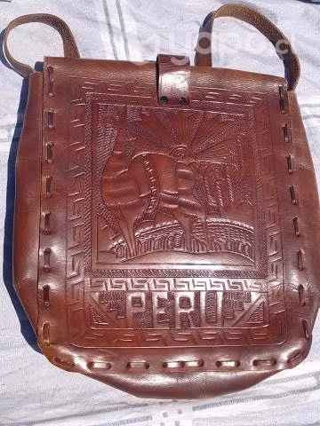 Bolsito morral cuero del Perú