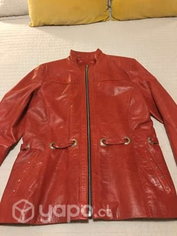 Hermosa chaqueta cuero rojo