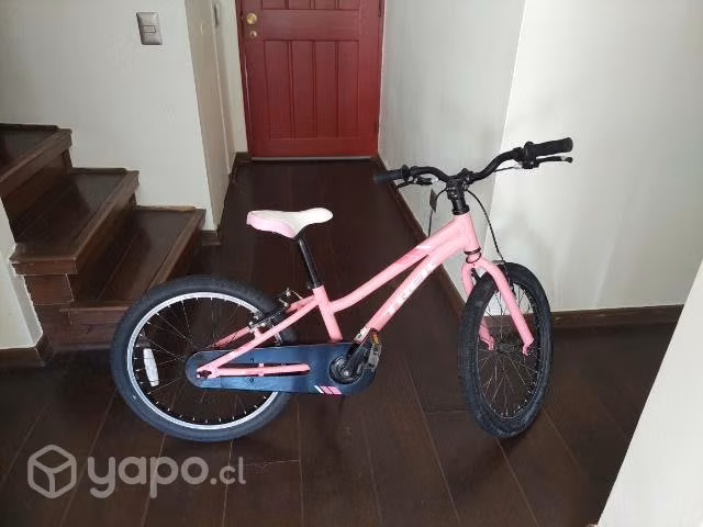Bicicleta rosada con soporte