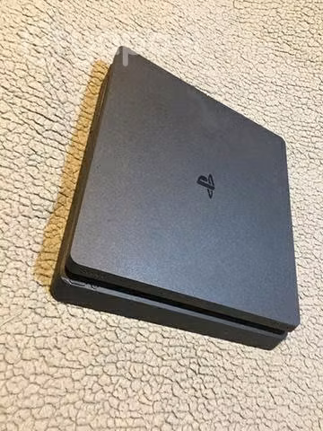 Play 4 + volante y 8 juegos más