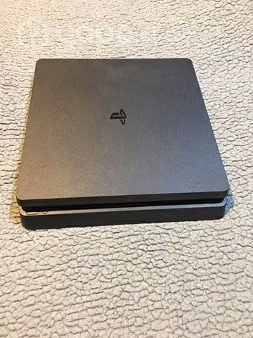 Play 4 + volante y 8 juegos más
