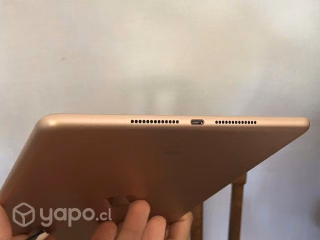 Ipad 8va Gen con cargador original + smart cover - Imagen 2