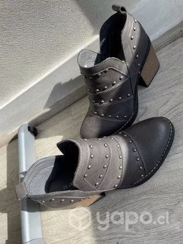 Botines con tachas
