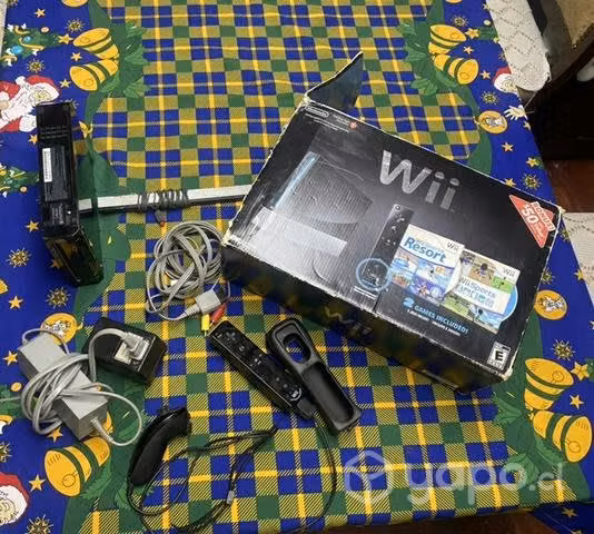 Nintendo wii negra más control y dos juegos - Imagen 4
