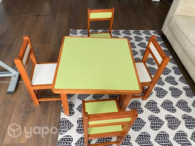Juego mesa de niño con 4 sillas