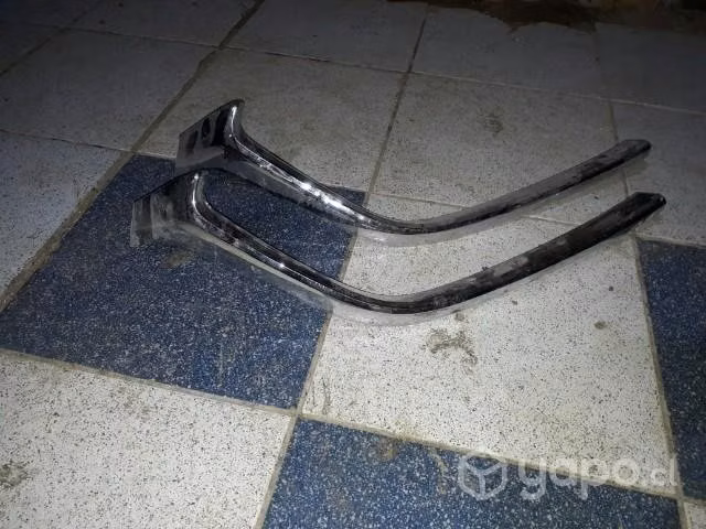 Mazda  cromado derecho mascara