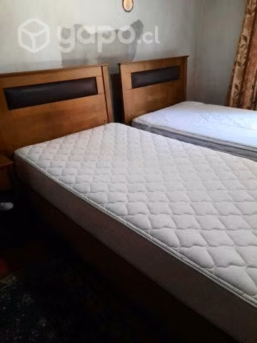 2 camas de 1 plaza 1/2 y sus veladores