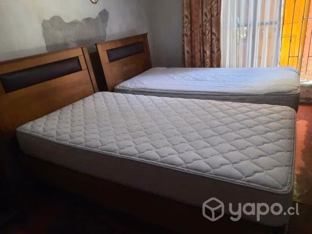 2 camas de 1 plaza 1/2 y sus veladores