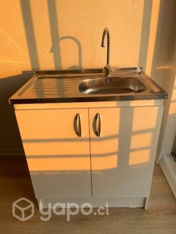 Mueble de cocina con lavaplatos y griferia