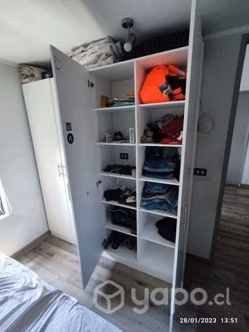Closet con puertas y repisas