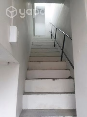 "edificio de 4 pisos, 4 departamentos"