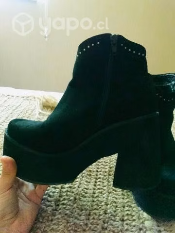 Lote de botines y zapatillas