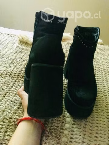 Lote de botines y zapatillas