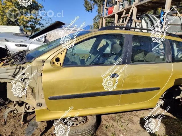 Peugeot 206 station wagonPuerta trasera izquierda