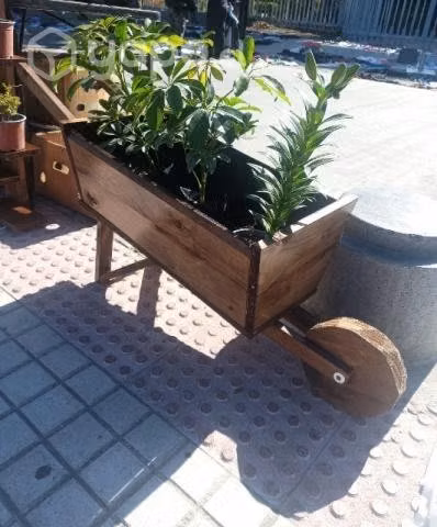 Macetero madera forma de carretilla