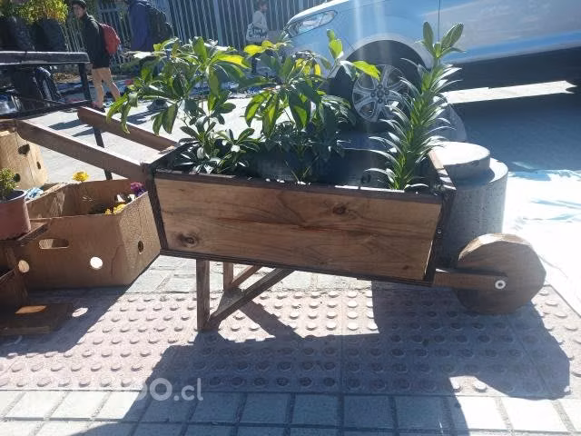 Macetero madera forma de carretilla