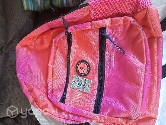Diversas carteras y mochila