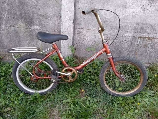 Bicicleta clásica niño funcionando