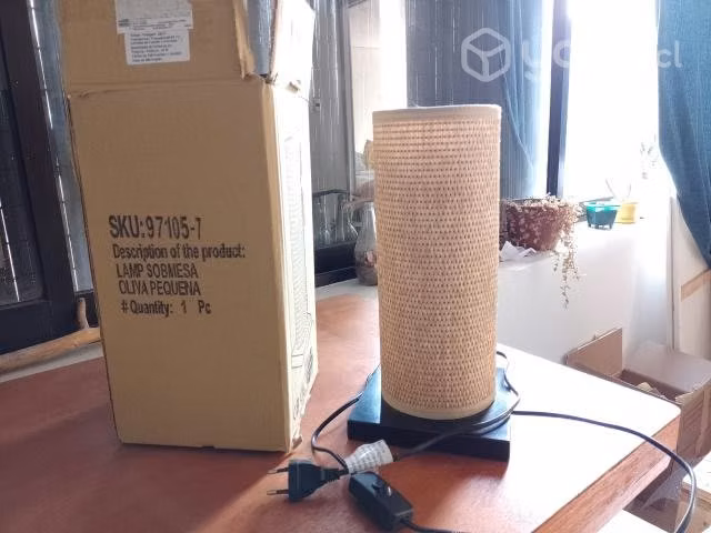 Lampara con bombilla amarilla