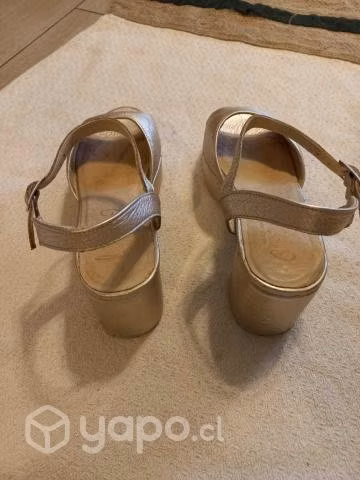 Zapatos dorados n°39/40 Marca Leandra - Imagen 2
