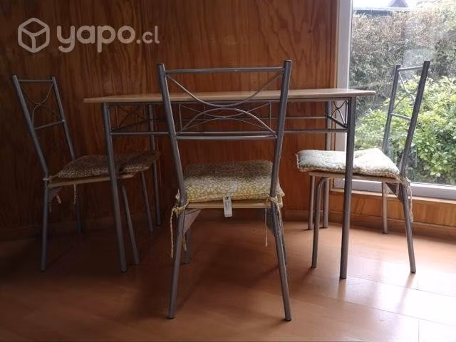 mesa con 3 sillas