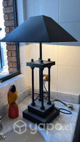 Lampara de mesa, de fierro estilo industrial.