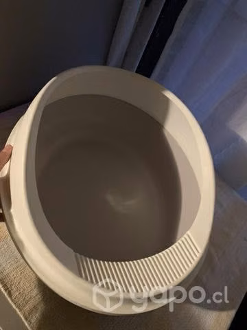 Cama de gato nueva y arenero en excelente estado