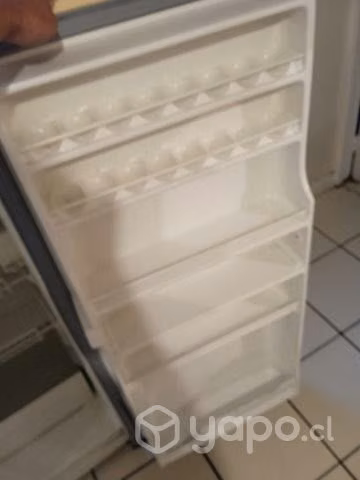 Nevera y cocina en buen estado - Imagen 2