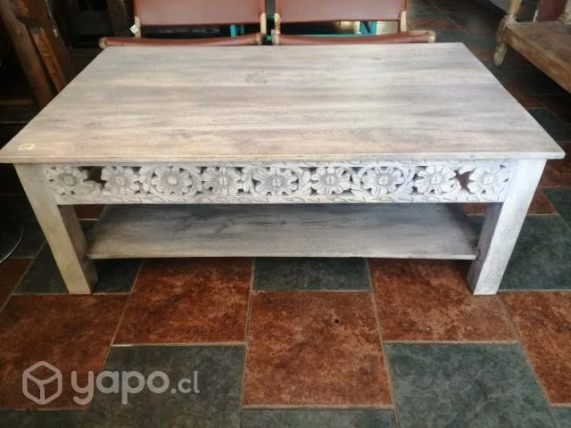Mesa centro madera natural y tallada