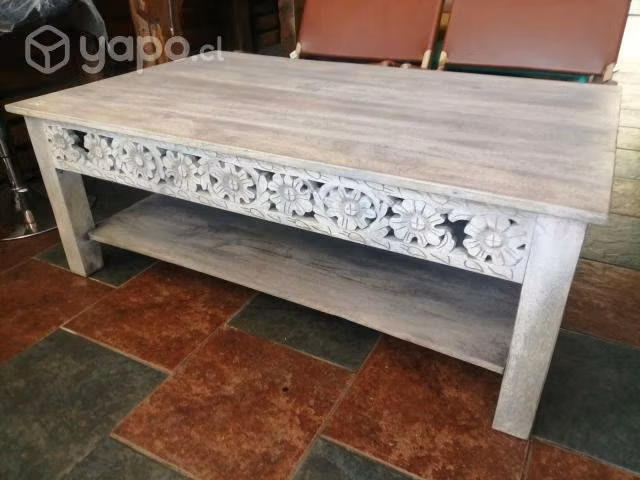 Mesa centro madera natural y tallada
