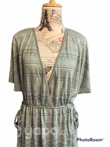 Vestido verde con tiras ajustables a los costados