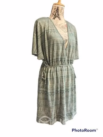 Vestido verde con tiras ajustables a los costados