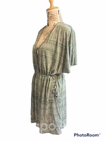 Vestido verde con tiras ajustables a los costados