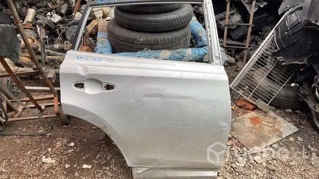Puerta trasera derecha toyota rav4 2017 original