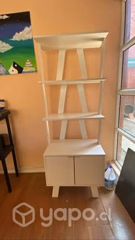 Estante con puertas