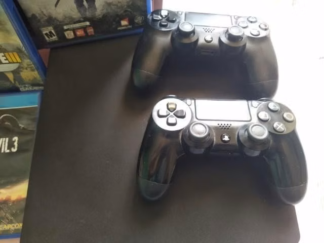 PS4 slim 500 gb + 2 controles y juegos - Imagen 2
