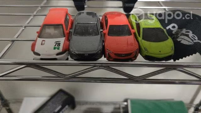 2 camionetas 1/27 en 50 más autos 1/64 de regalo