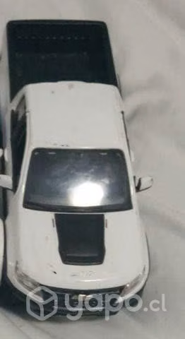 2 camionetas 1/27 en 50 más autos 1/64 de regalo