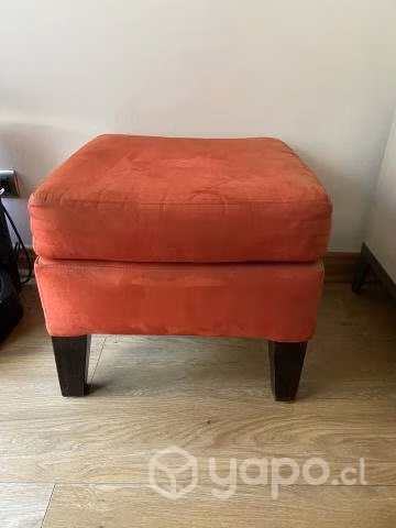 Hermoso Pouf color rojo, tela agamuzada