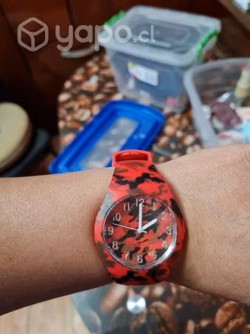 Reloj rojo juvenil